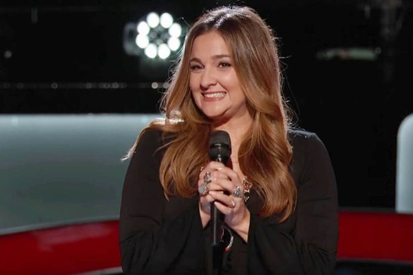 Звезда фильма Кудряшка Сью покорила голосом судей шоу The Voice