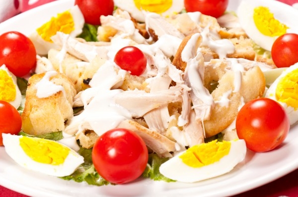 Салаты на 8 марта: ТОП-5 рецептов с курицей и овощами