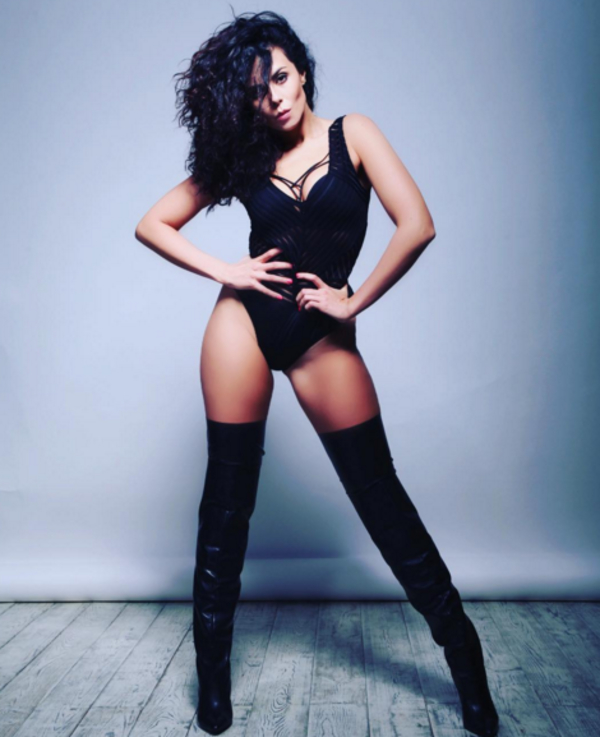 Настя Каменских похвасталась стройной фигурой на откровенном фото