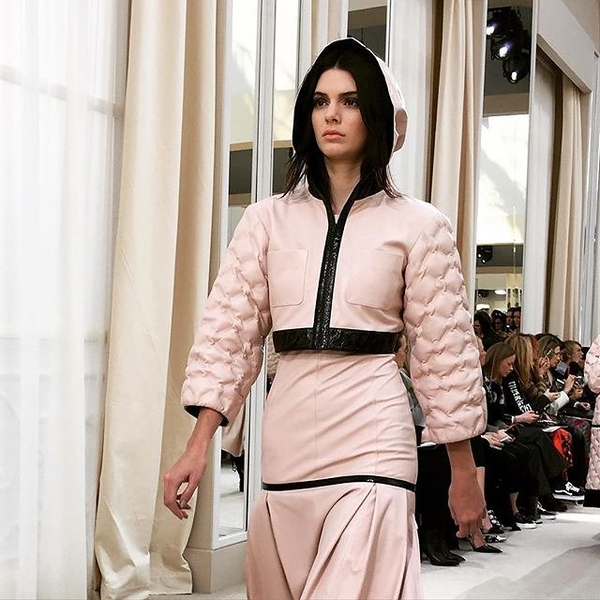 Твид, жемчуг и кожа: все, что нужно знать о показе Chanel