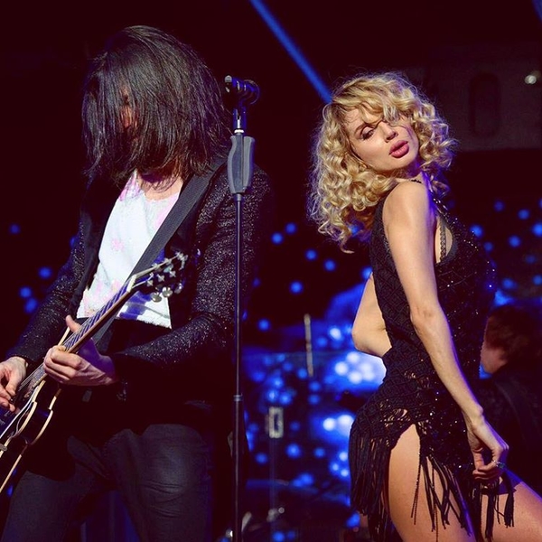 На концерте LOBODA фанат ворвался на сцену и поцеловал певицу