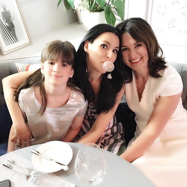 Маша Ефросинина вместе с мамой и дочкой украсили обложку украинского глянца