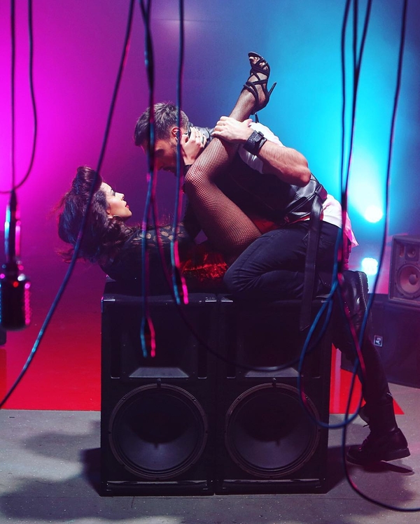 Экс-участница шоу Холостяк снялась в пикантном клипе