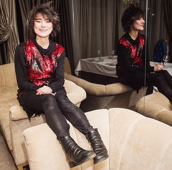 Земфира показала трогательное фото со своей учительницей