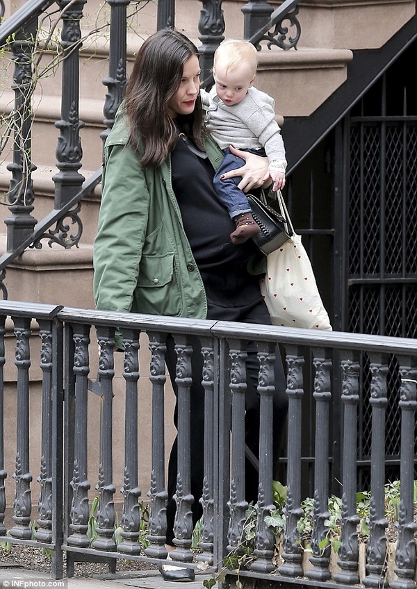 Беременную Лив Тайлер запечатлели во время прогулки с сыновьями