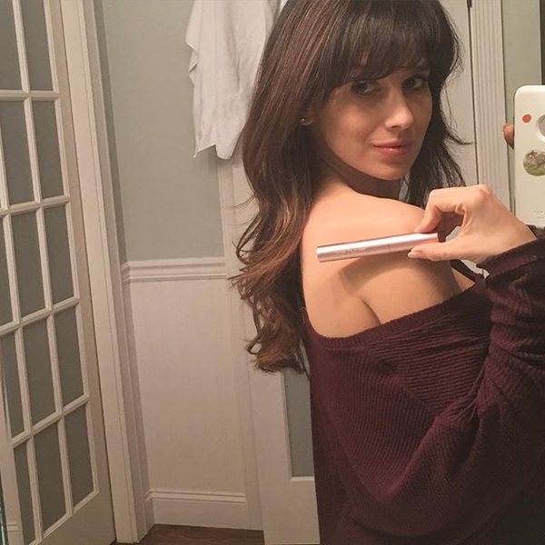 Обнаженная Хилари Болдуин показала округлившийся животик