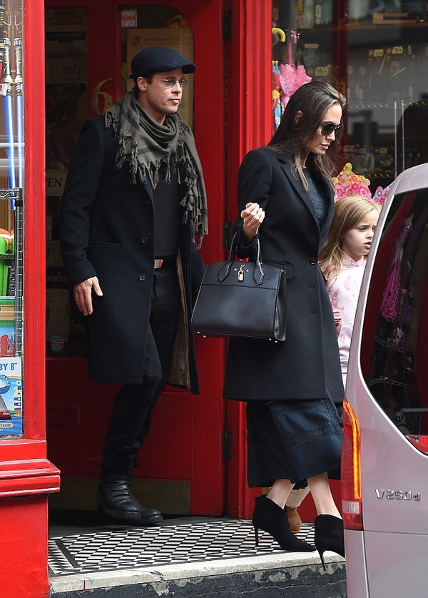 Анджелина Джоли вместе с мужем и дочками прошлись по магазинам