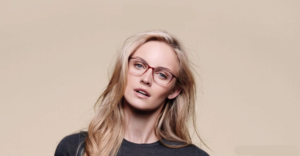 Как выглядеть моложе в очках