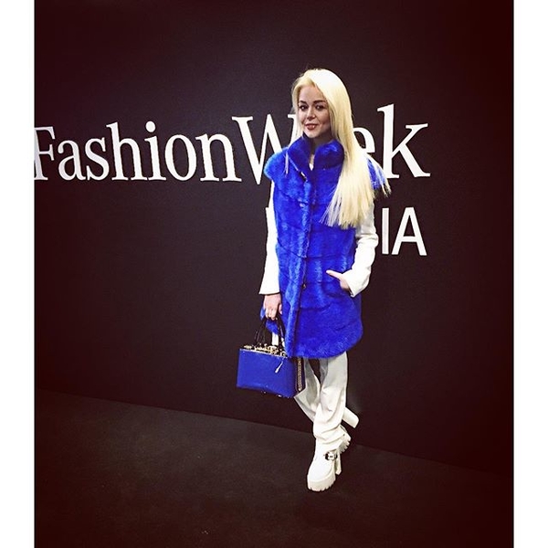 Алина Гросу удивила синей норковой шубой на Неделе моды в Москве