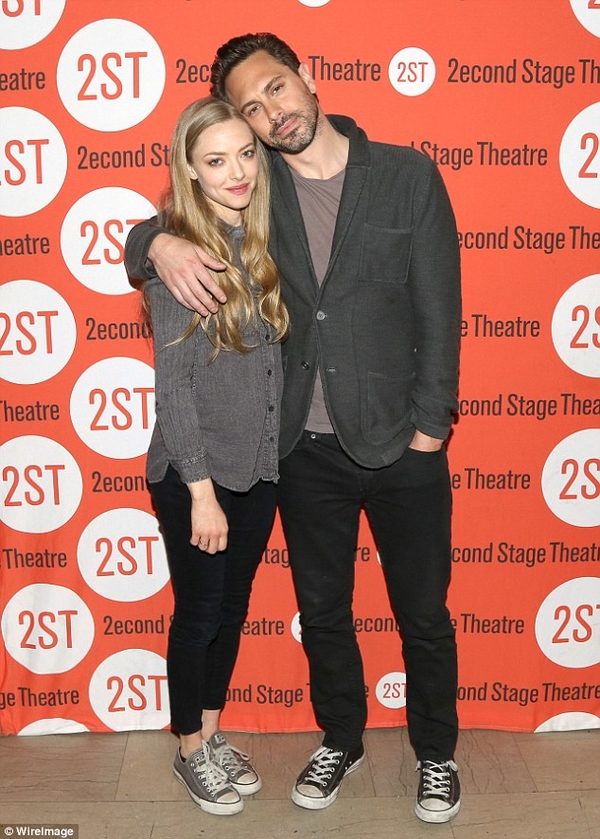 Аманда Сейфрид и Томас Садоски страстно поцеловались в Голливуде