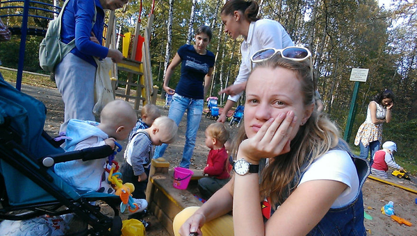 Мамины будни: женщина при помощи палки для селфи показала свой день