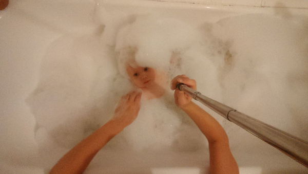 Мамины будни: женщина при помощи палки для селфи показала свой день