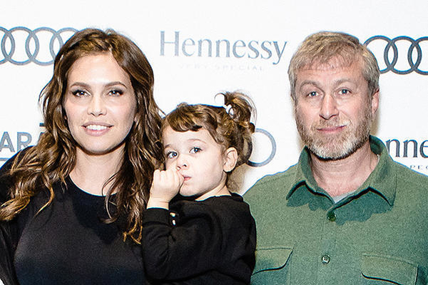 Роман Абрамович и Даша Жукова впервые показались на публике с дочкой