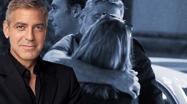 Клуни поймали в объятиях блондинки