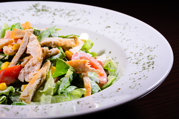 Как приготовить салат из курицы и сухариков (видео)