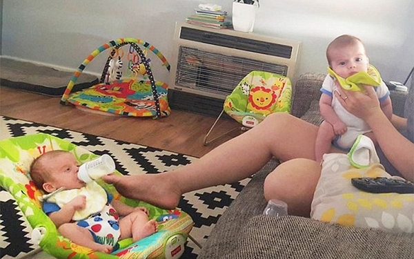 Лайфхаки от родителей двойни: кормить можно не только руками