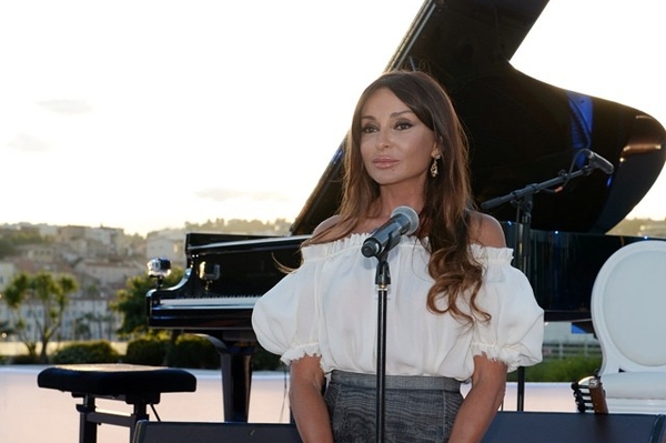 instagram.com/aboutfirstlady