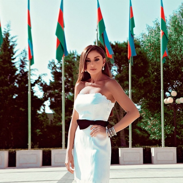 Восточная красавица: стильные образы 51-летней первой леди Азербайджана