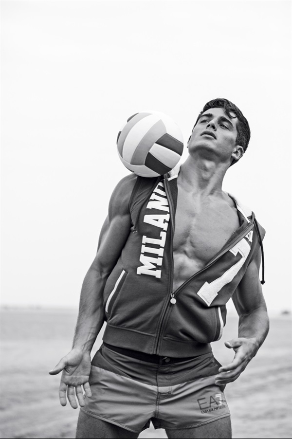 Самый сексуальный учитель в мире стал моделью Armani