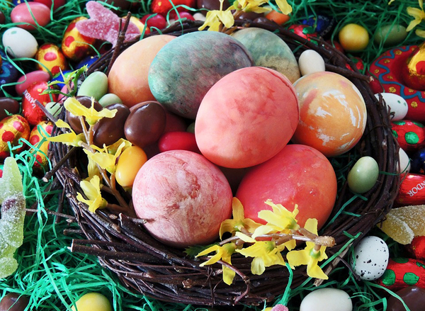 Как красить пасхальные яйца