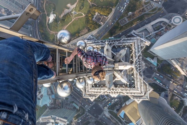 С высоты 420 метров: подростки забрались на шанхайский небоскреб