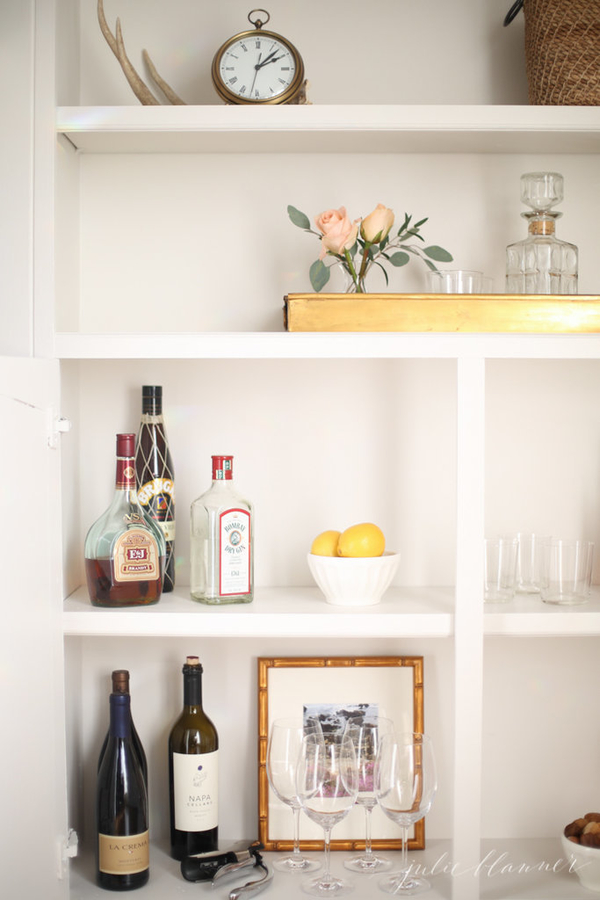 6 неожиданных способов использования книжного шкафа