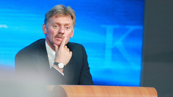 Татьяна Навка поделилась снимком Пескова в красных штанах