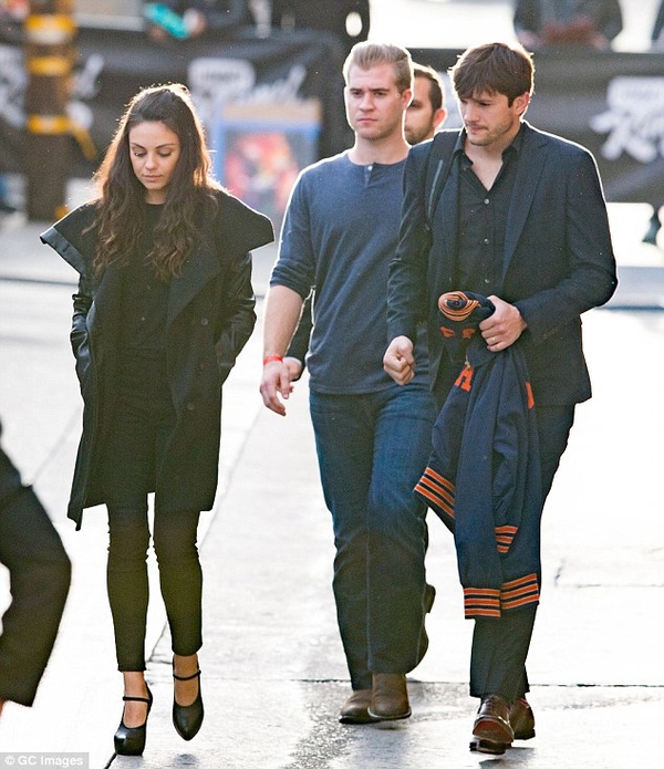 Мила Кунис запечатлена с Эштоном Кутчером на съемках популярного шоу