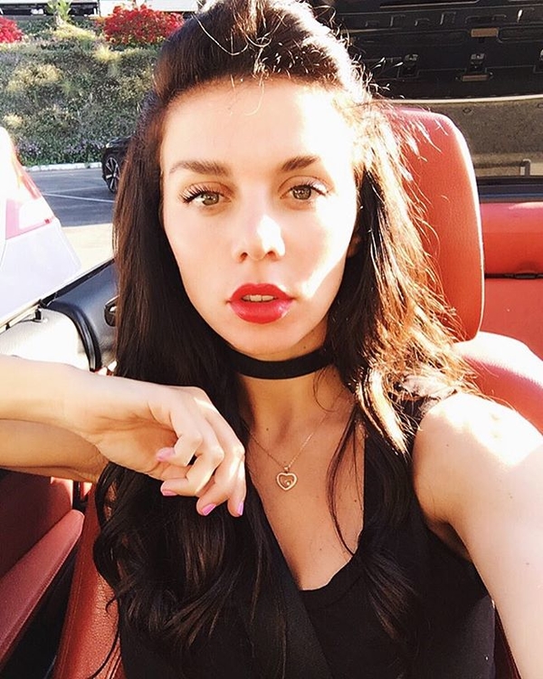 Соблазнительная Анна Седокова похвасталась сексуальной фигурой