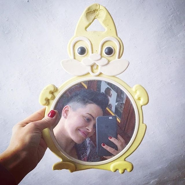 Даша Астафьева показала, как отдыхает с овцами и бабушкой