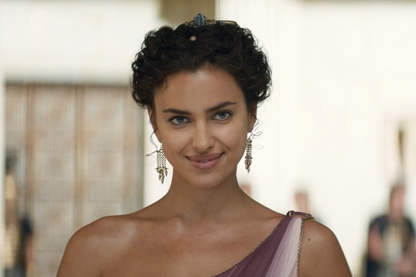 Ирину Шейк сфотографировали на пляже в Лос-Анджелесе