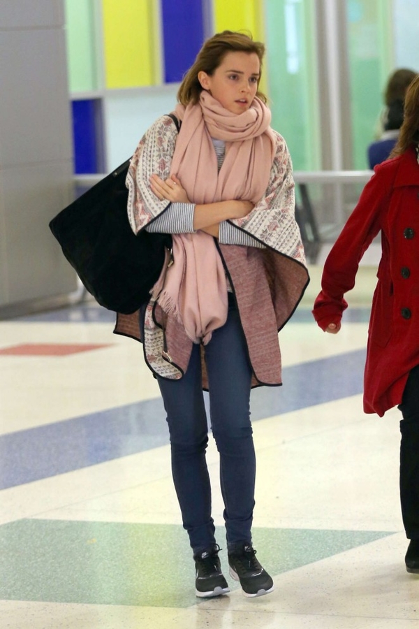 Эмма Уотсон была замечена в аэропорту Нью-Йорка