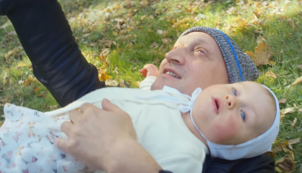 Гоша Куценко впервые показал свою младшую дочь в новом клипе