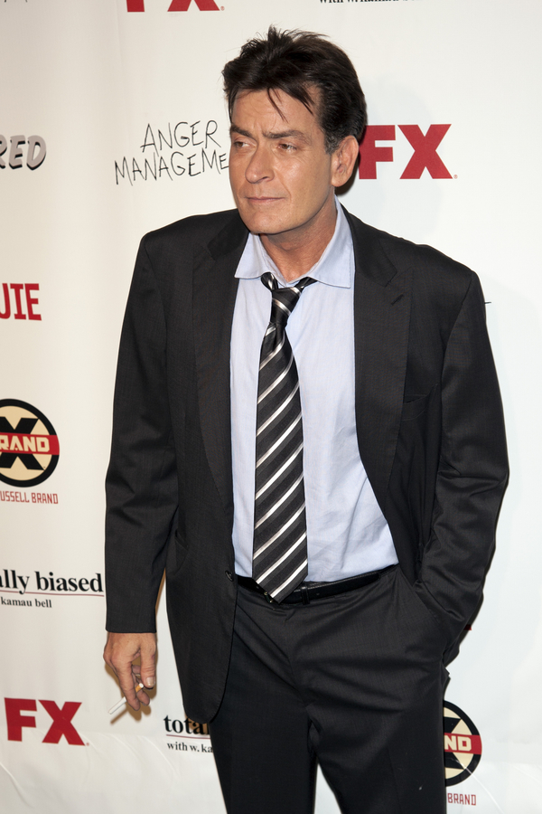 На ВИЧ-положительного Чарли Шина подали в суд