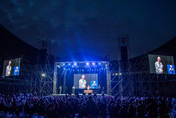 Ник Вуйчич пообещал привезти в Киев жену и рассказал, как изменить Украину