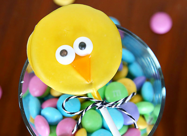 Как приготовить кейк-попсы в виде пасхальных цыплят (видео)
