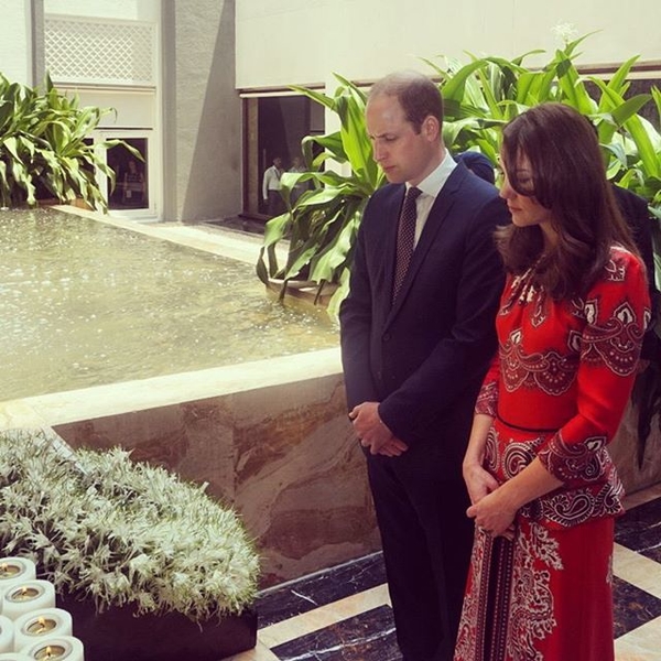 В Мумбаи Уильям и Миддлтон сыграли в крикет и почтили память жертв теракта