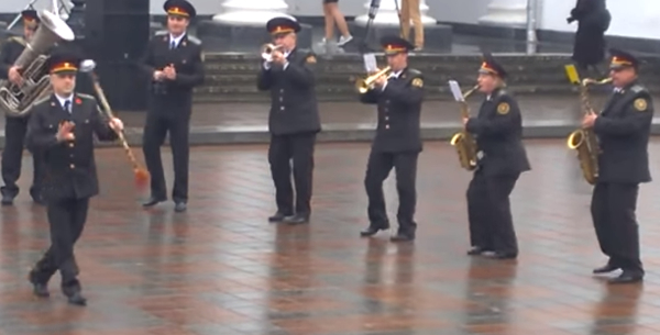 Оркестр Нацгвардии Украины исполнил хит про "лабутены"