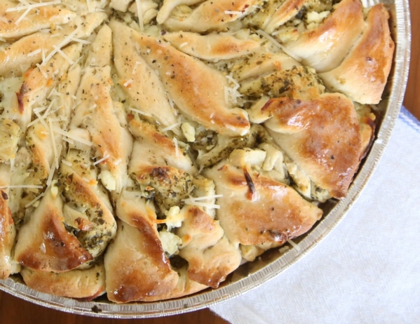 Как приготовить пирог с курицей, сыром и соусом песто