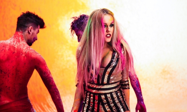 На съемках клипа Alyosha Капли вылили больше тысячи литров краски