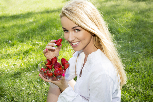 Когда сажать клубнику: правила и технология посадки