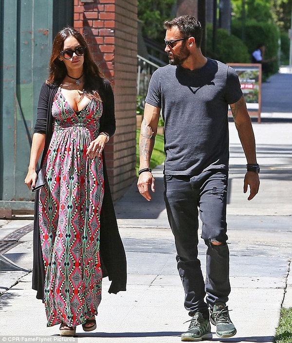 Беременная Меган Фокс пообедала с мужем