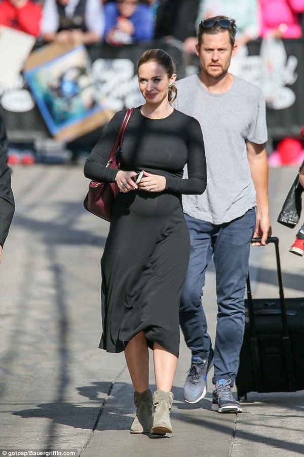 Беременная Эмили Блант надела обтягивающее платье