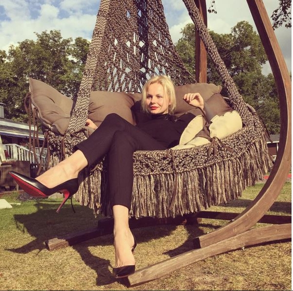 Бывшая вокалистка Ленинграда сняла первый сольный клип