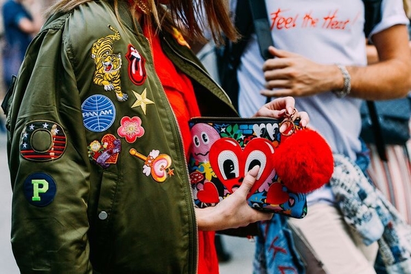 Бунтарский дух 70-х: как носить нашивки, вышивки и патчи