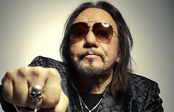 В США экстренно госпитализирован бывший гитарист группы Kiss