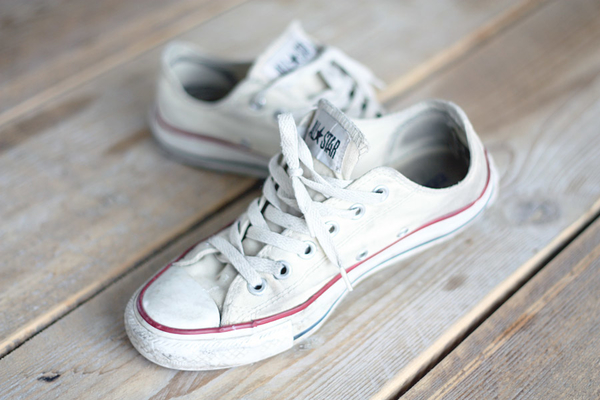 Как удалить пятна с белых кедов