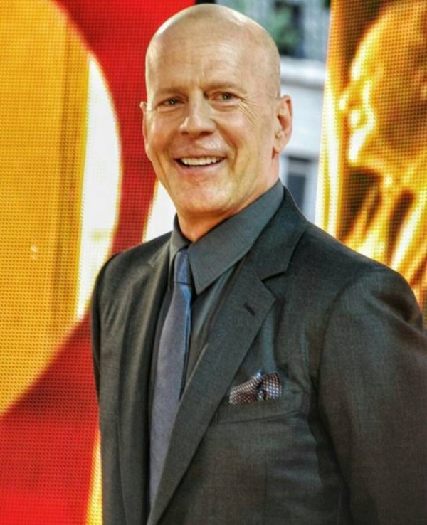 Брюс Уиллис показал, как занимается спортом с маленькими дочками