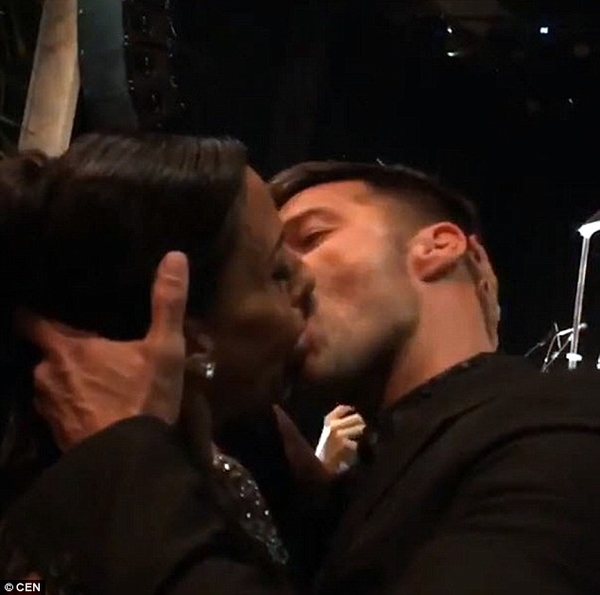 Женщина заплатила $90 000 за поцелуй с геем Рики Мартином