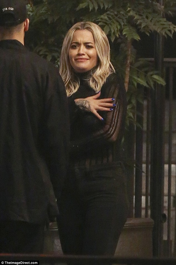 Папарацци запечатлели располневшую Риту Ору с сигаретой в руке